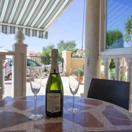 Spacious 2 Bed Ground Floor With Beautiful Communal Pool شقة *