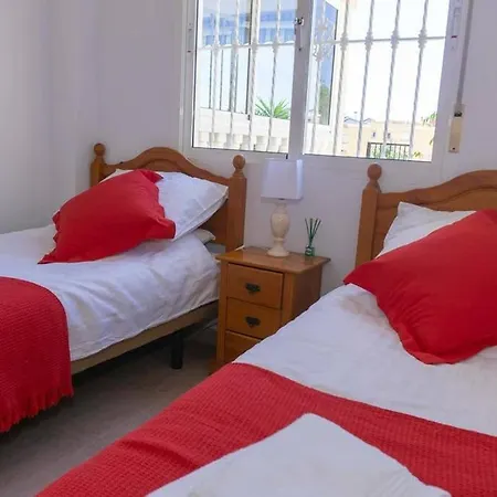 Spacious 2 Bed Ground Floor With Beautiful Communal Pool شقة *